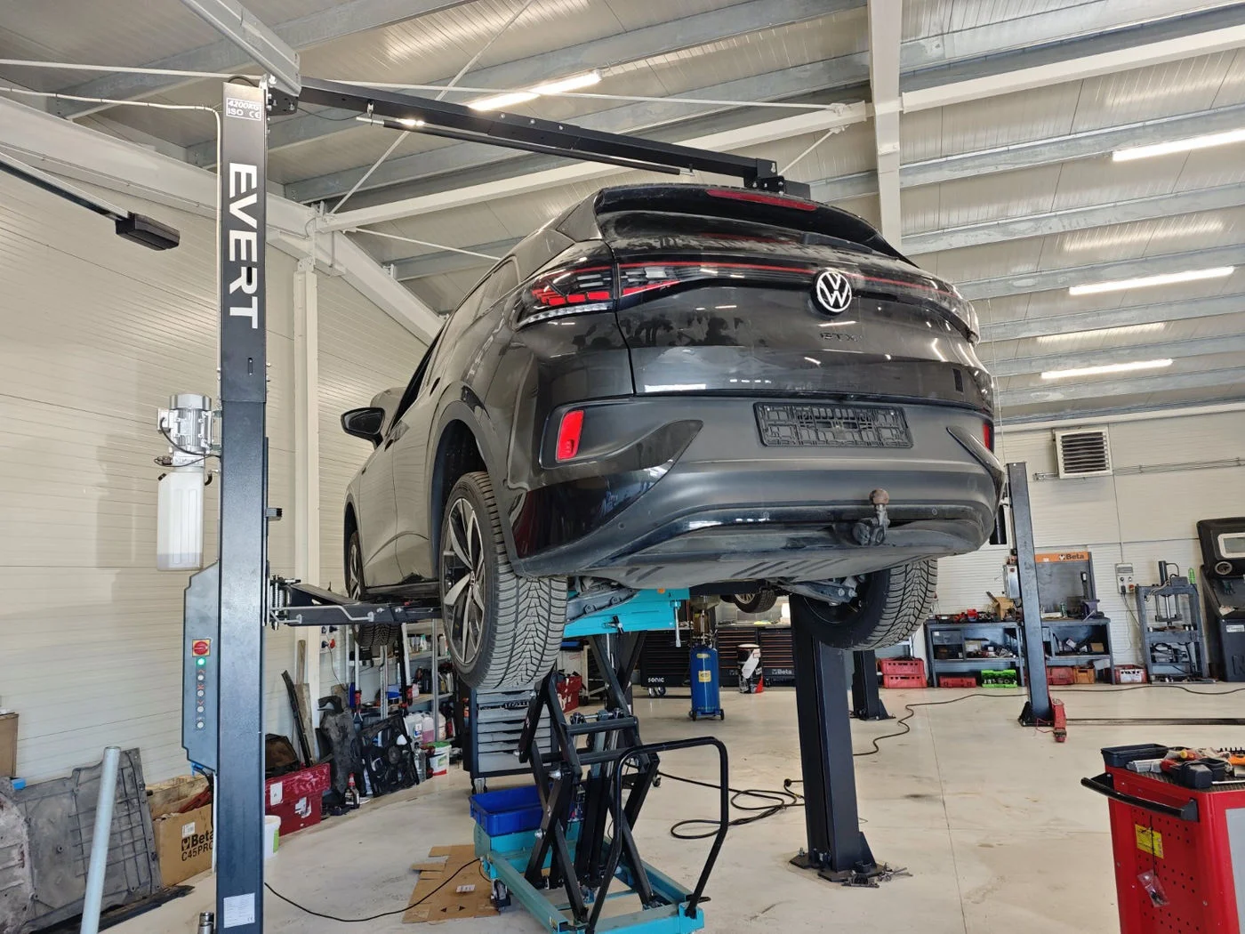 Volkswagen ID.4 a műhely emelőjén