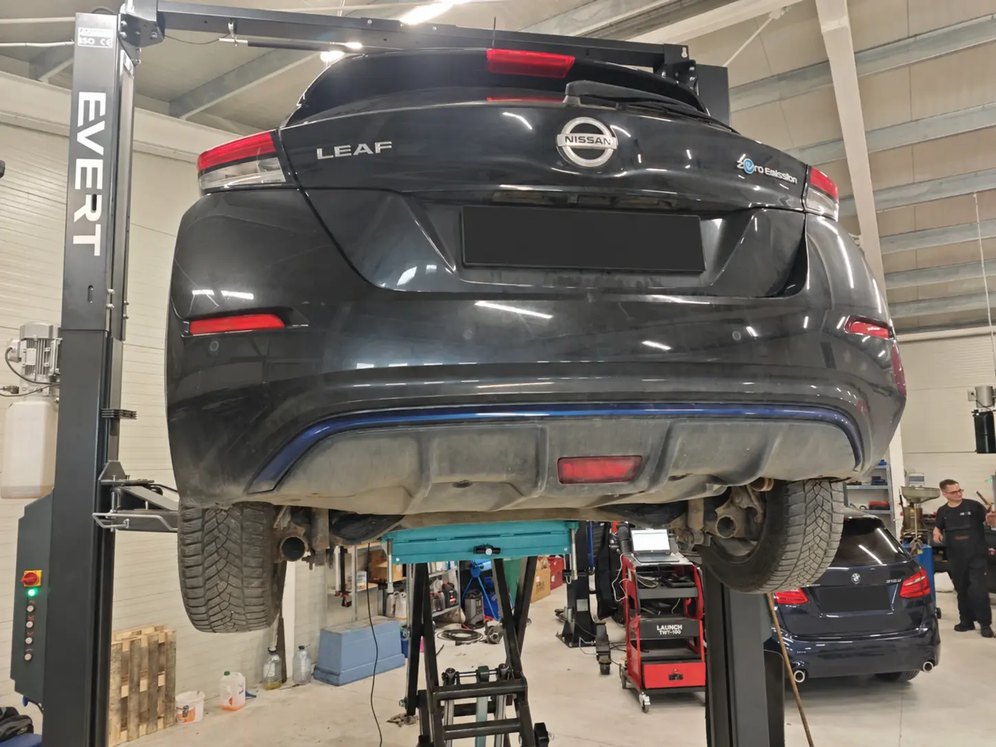 Nissan Leaf a műhely emelőjén